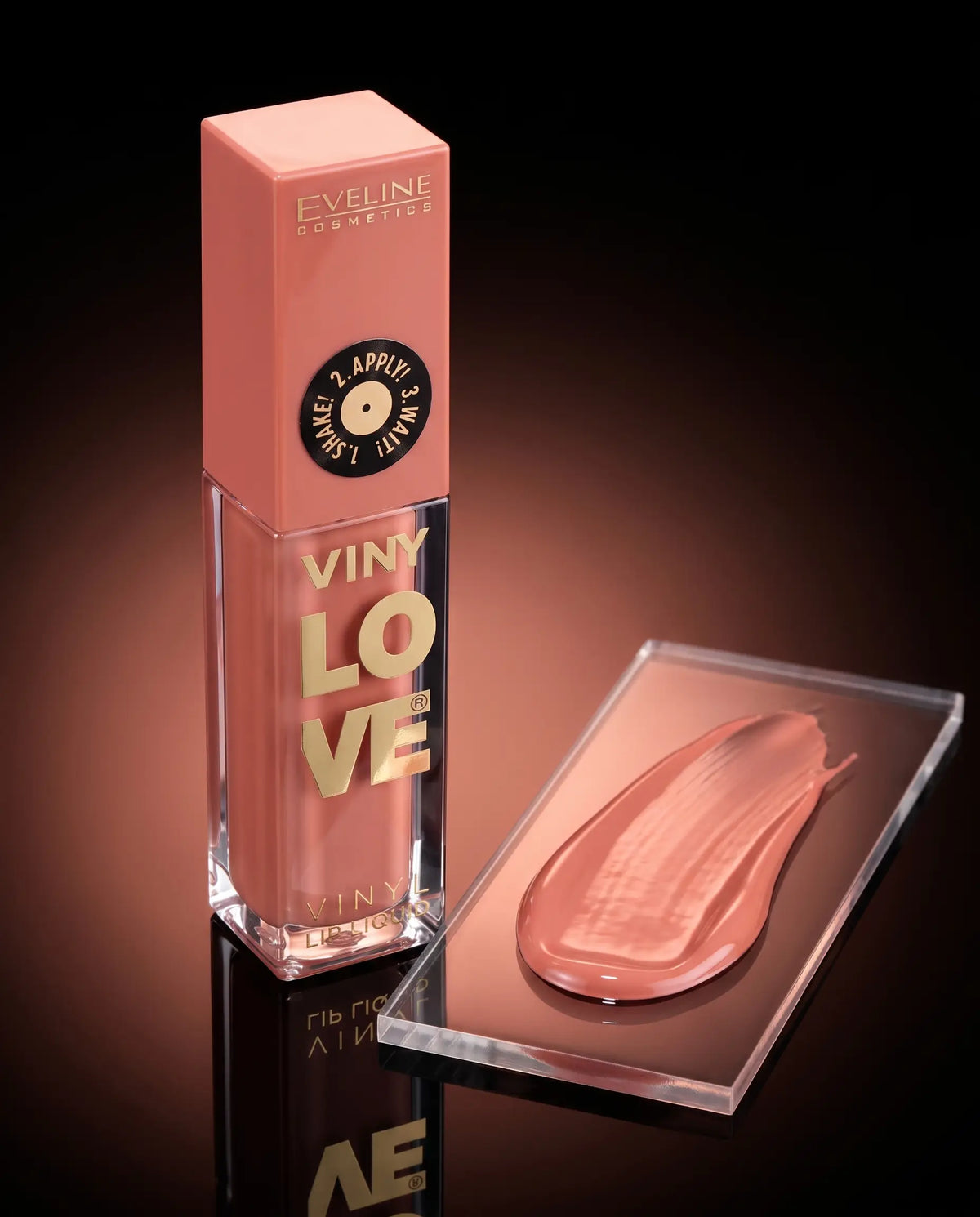 Eveline Vinyl Lip Liquid tono 04 Peachy: frasco y textura del color con acabado vinilo