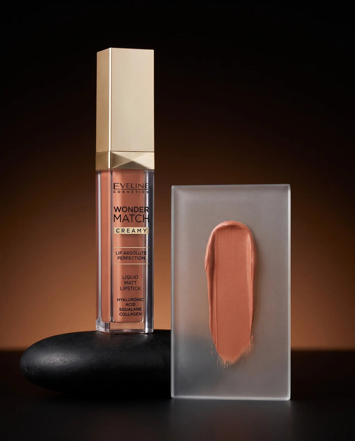 Eveline Wonder Match Creamy Liquid Matt Lipstick tono 04 Carmel: frasco y textura mate del color